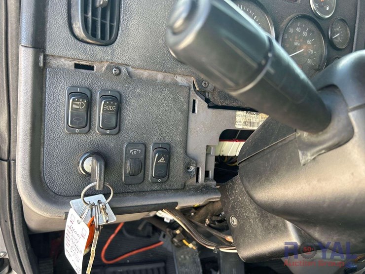 2014-peterbilt-384-image-21