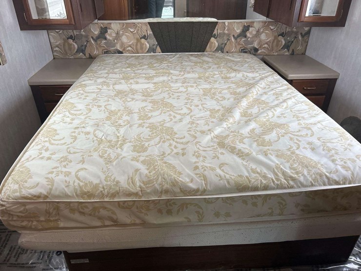 1998-national-rv-tropi-cal-t/a-35ft-class-a-motorhome-image-22