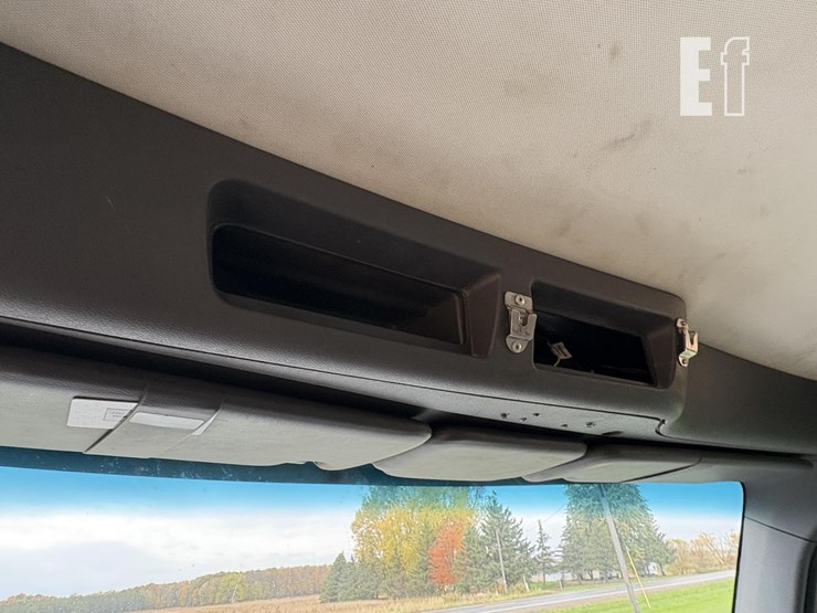 2015-peterbilt-567-image-31