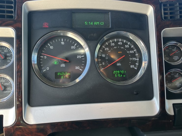 2015-kenworth-w900-image-23