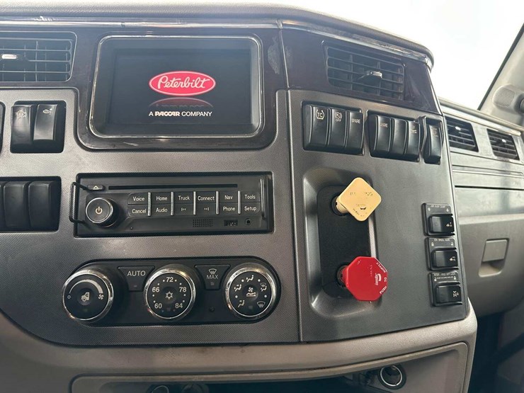 2014-peterbilt-579-image-11