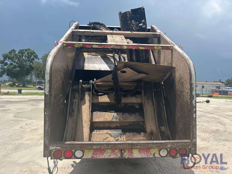 2012-crane-carrier-low-entry-t/a-rear-loader-garbage-truck-image-32