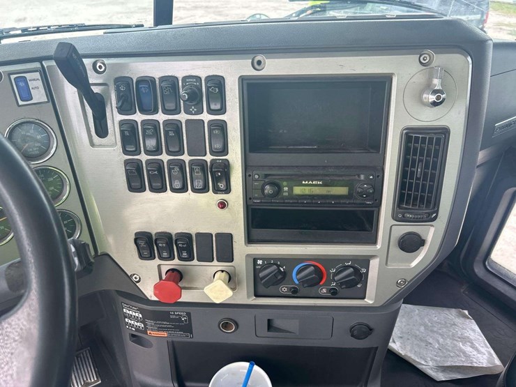 2014-mack-cxu613-t/a-wet-kit-day-cab-truck-tractor-image-15