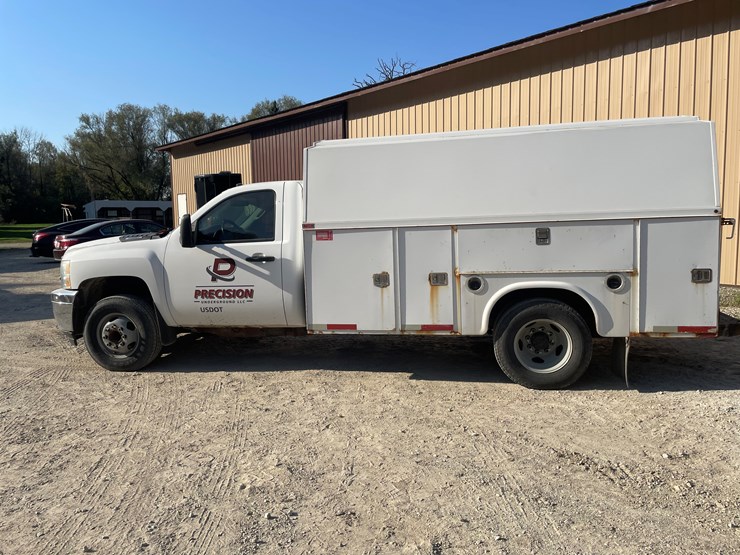 #1008-•-2012-chevy-3500-utility-truck,-(has-title)-image-9