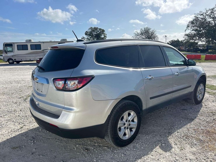 2017-chevrolet-traverse-ls-image-3