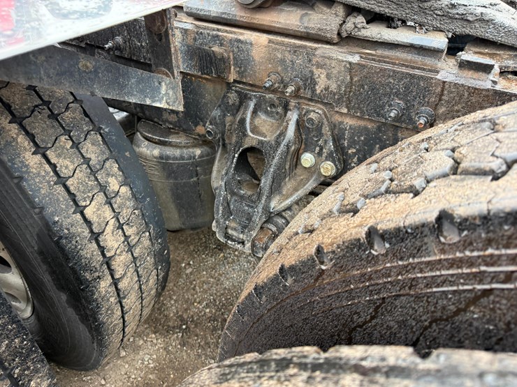 2017-peterbilt-567-image-7