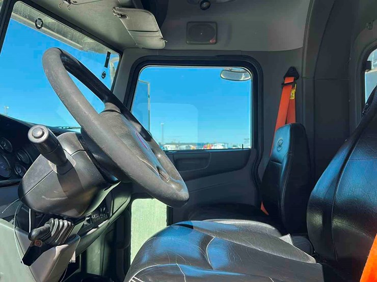 2014-peterbilt-337-image-7