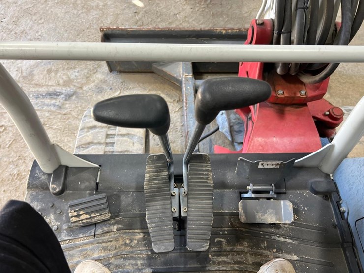 takeuchi-tb240-image-32