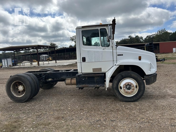 2004-freightliner-fl70-image-4