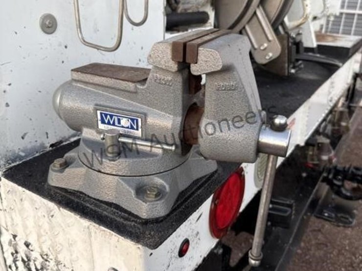 2012-freightliner-m2-106-image-19