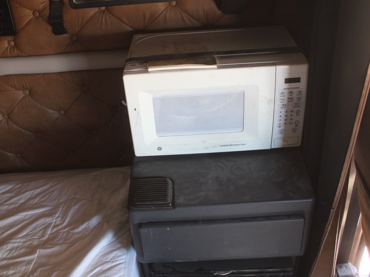 #2045-•-#2045--2013-mack-chu613-semi-tractor-image-52