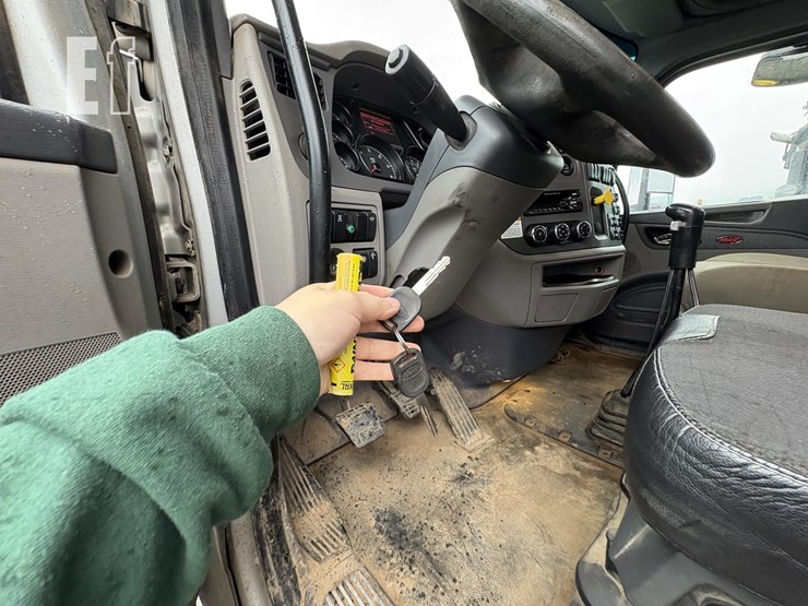 2015-peterbilt-567-image-36