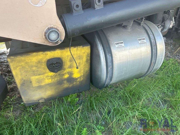 2015-peterbilt-320-image-22