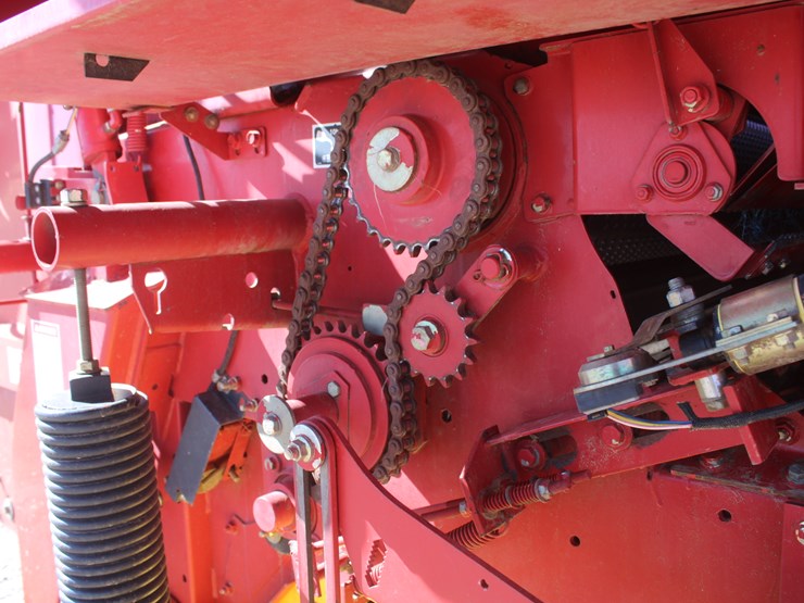 new-holland-br780-image-28