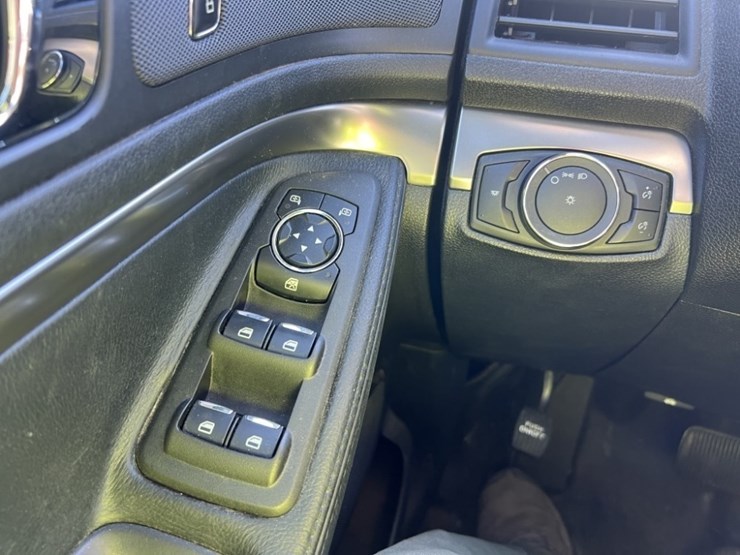 2016-ford-explorer-image-26