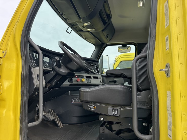 2018-freightliner-cascadia-126-image-8