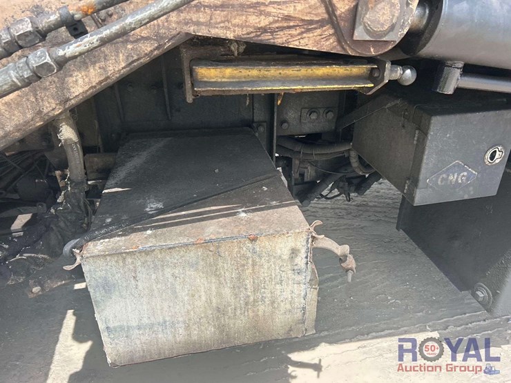 2015-peterbilt-320-image-8