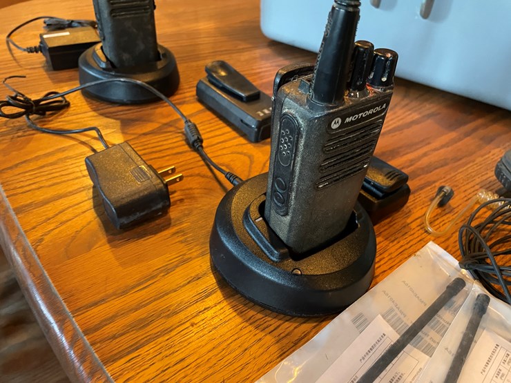 #1045-•-(2)-motorola-2-way-radios-image-4