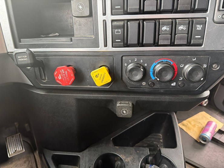 2019-mack-anthem-64t-image-27