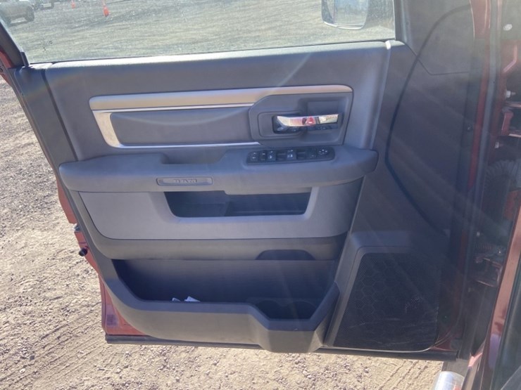 2015-dodge-ram-crew-cab-4wd-pickup-image-19