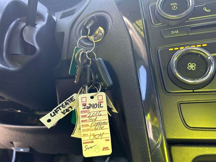 2016-ford-explorer-image-23