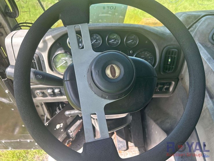 2015-peterbilt-320-image-8