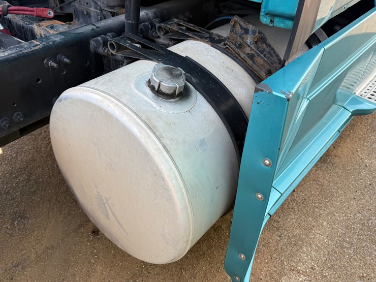 2015-freightliner-cascadia-113-image-30