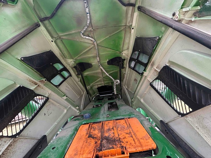 2013-john-deere-6150r-image-32