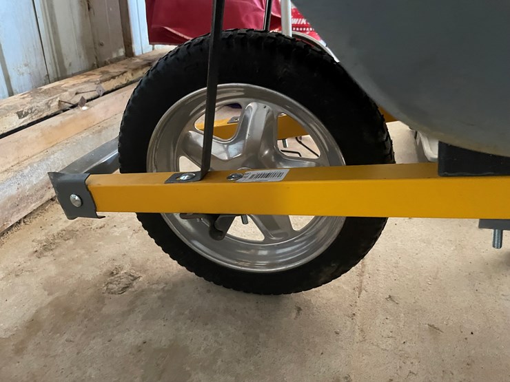 #1088-•-true-temper-wheel-barrow-image-4