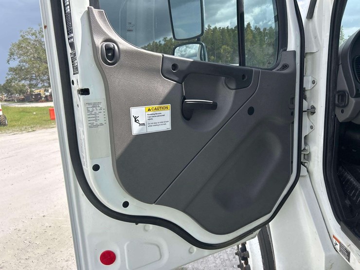 2020-freightliner-m2-106-elgin-eagle-series-4mf-street-sweeper-truck-image-16