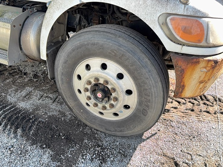 2014-peterbilt-330-image-23