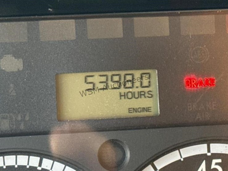 2012-freightliner-m2-106-image-50