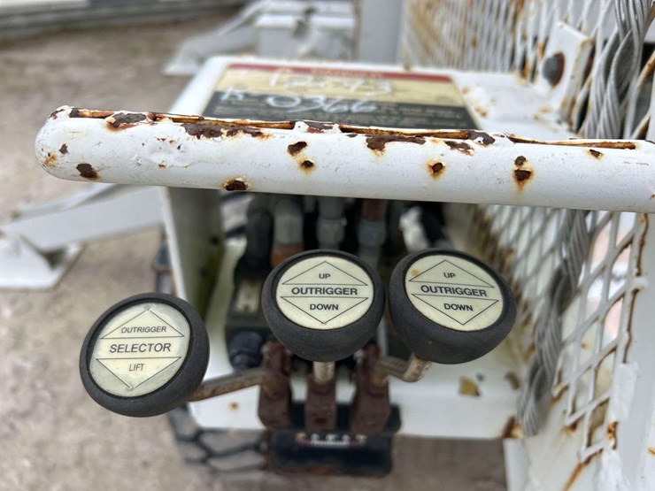 woodchuck-altec-at37g-37ft-insulated-rover-bucket-lift-image-18