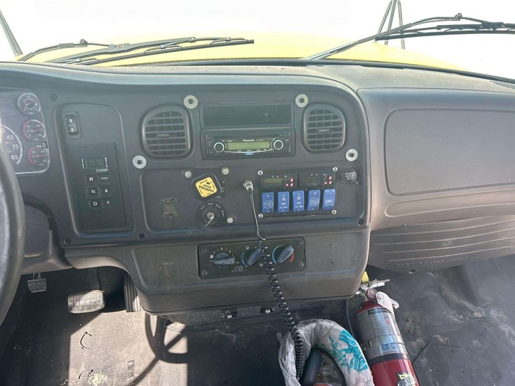 2009-freightliner-b2-image-14