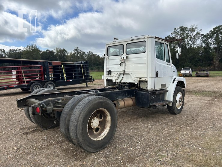 2004-freightliner-fl70-image-5
