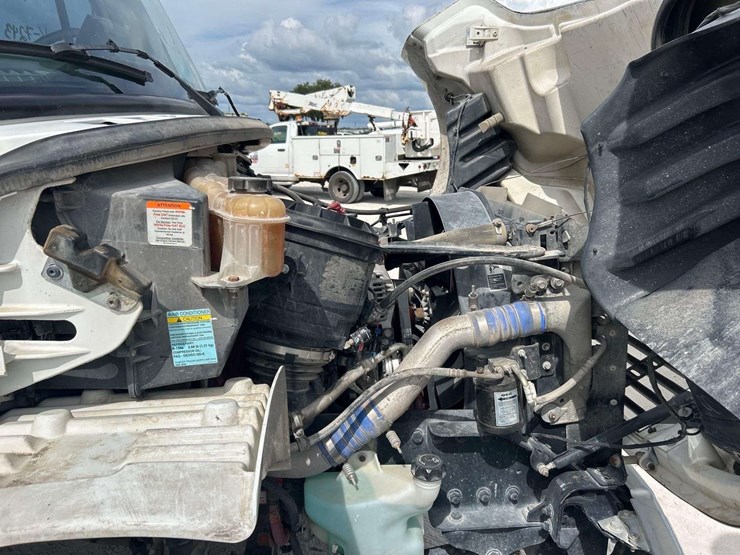 2018-freightliner-m2-106-lay-flat-roll-back-truck-image-12