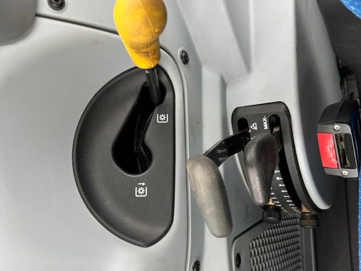 2017-new-holland-t4.75-image-31