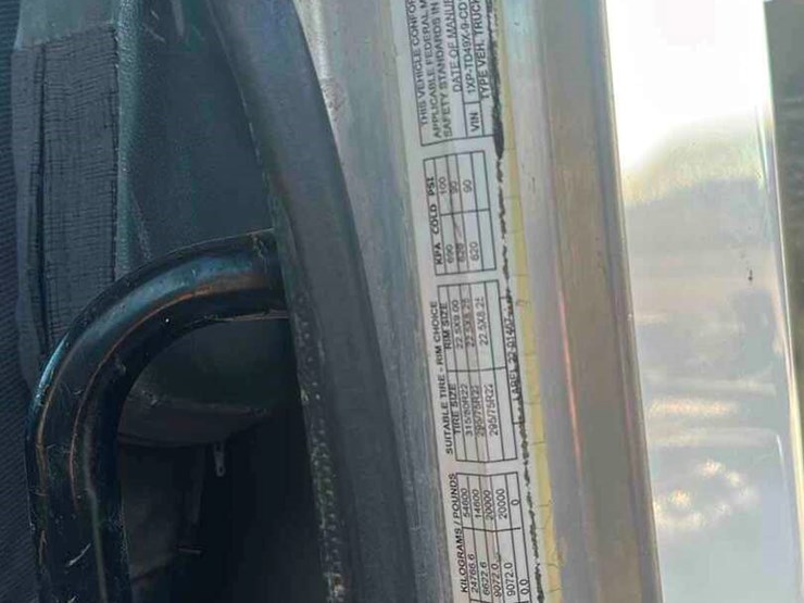 2012-peterbilt-367-image-10