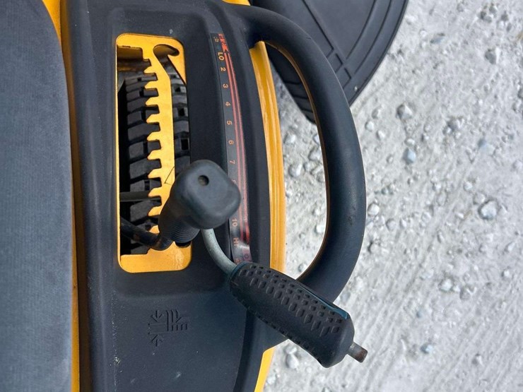 2011-club-cadet-13wx90as056-42in-riding-mower-image-13