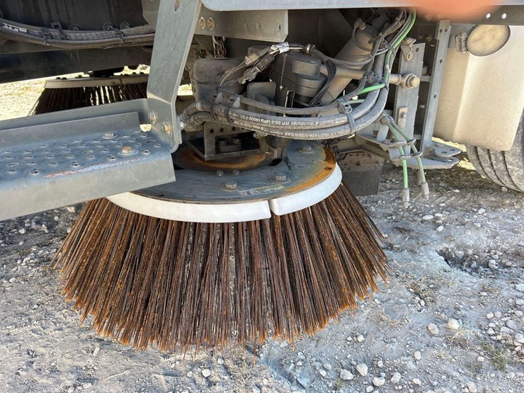 2020-freightliner-m2-106-elgin-whirlwind-series-mv-street-sweeper-truck-image-19