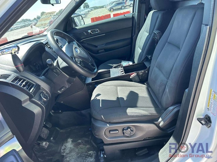 2017-ford-explorer-image-12