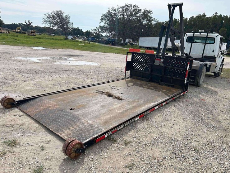 2018-freightliner-m2-106-lay-flat-roll-back-truck-image-3