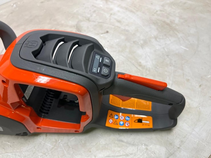 husqvarna-max-battery-series-40v-18"-chain-saw-image-7