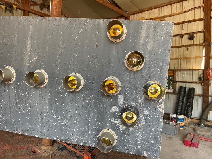 #1048-•-towable-arrow-board-image-7