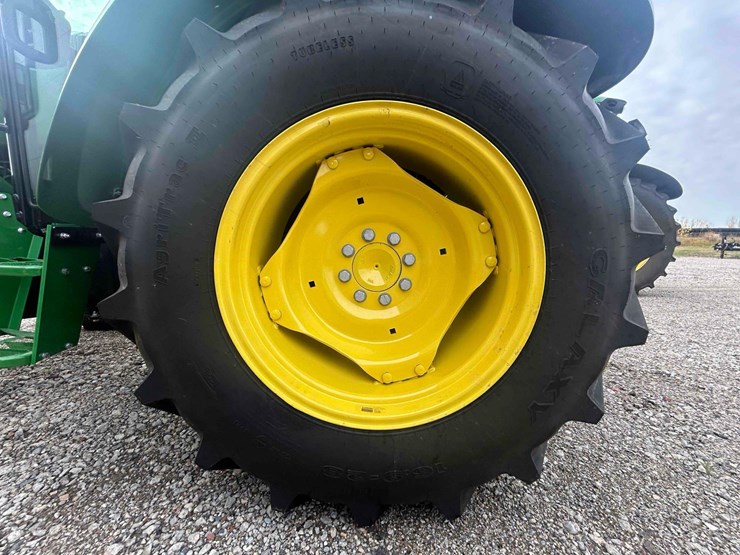 2021-john-deere-5075e-image-39