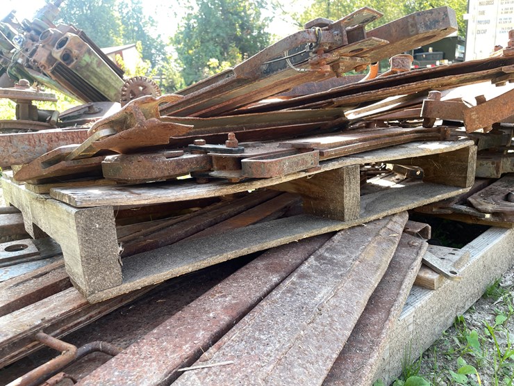 #1040-•-pallet-of-plow-parts-image-12