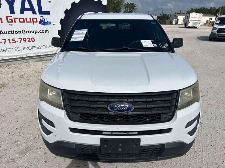 2016-ford-explorer-image-24