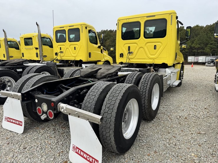 2018-freightliner-cascadia-126-image-4