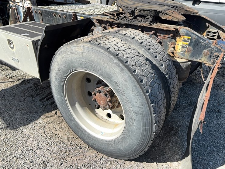 2014-peterbilt-330-image-9