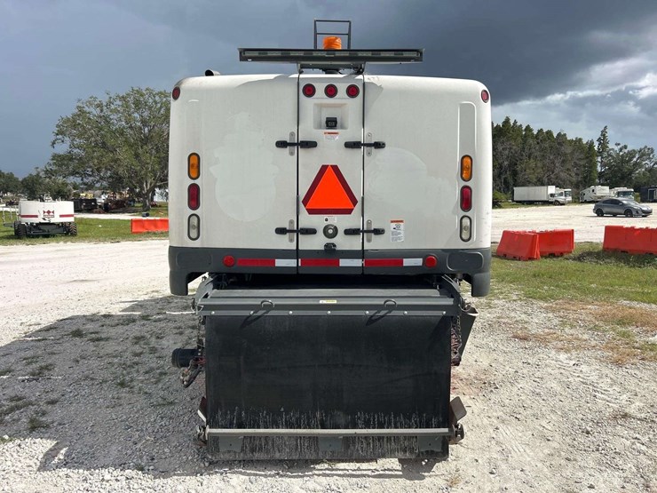 2020-freightliner-m2-106-elgin-eagle-series-4mf-street-sweeper-truck-image-35